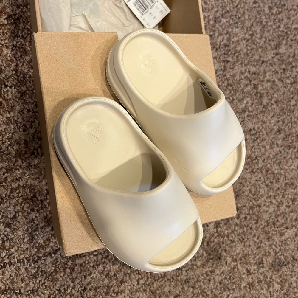 Yeezy Kids Slides in Cream